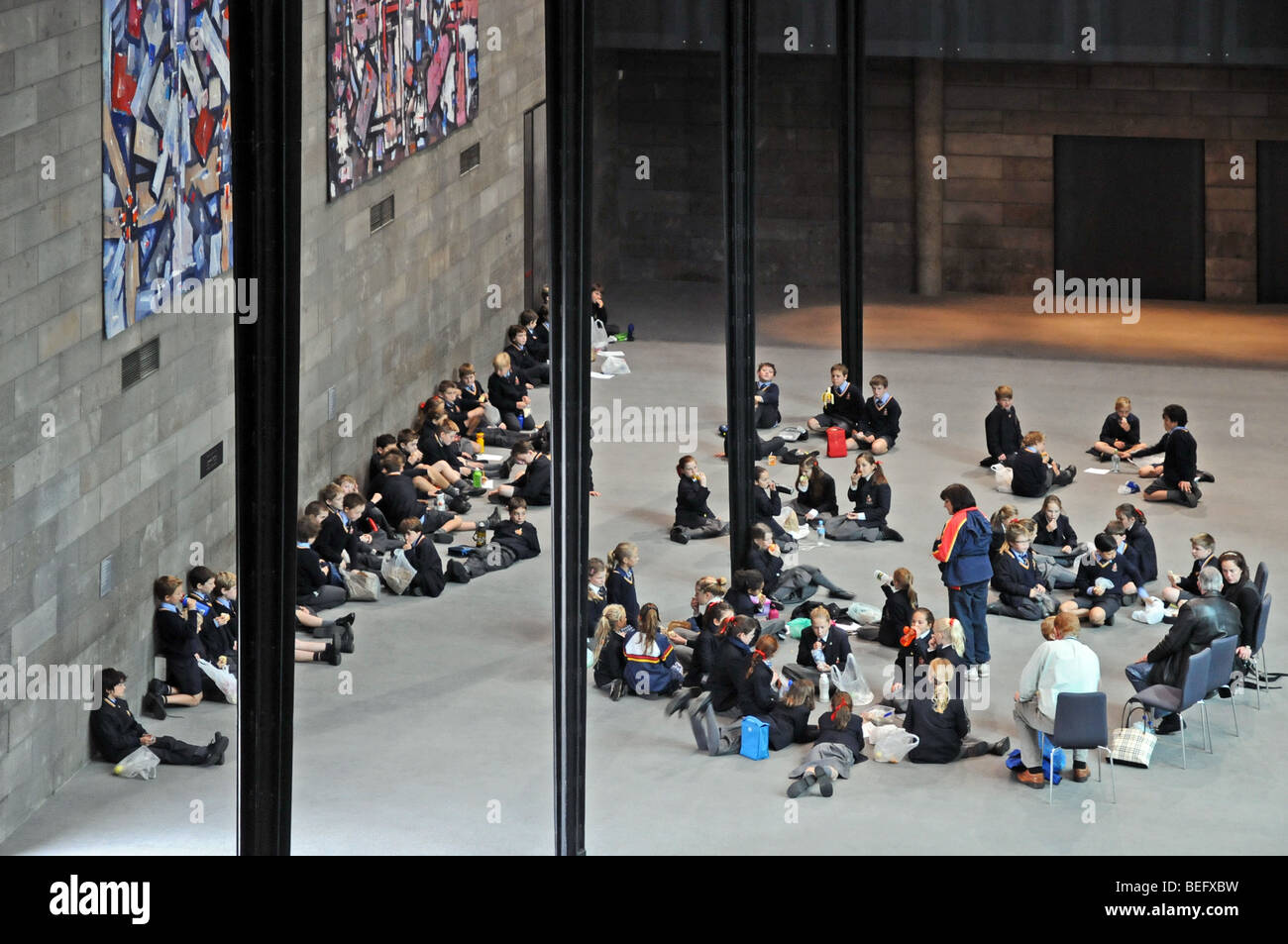 Parte dei loro figli a scuola gli studenti di mangiare il pranzo all'interno di Victoria Galleria Nazionale di Arte Melbourne Australia Foto Stock