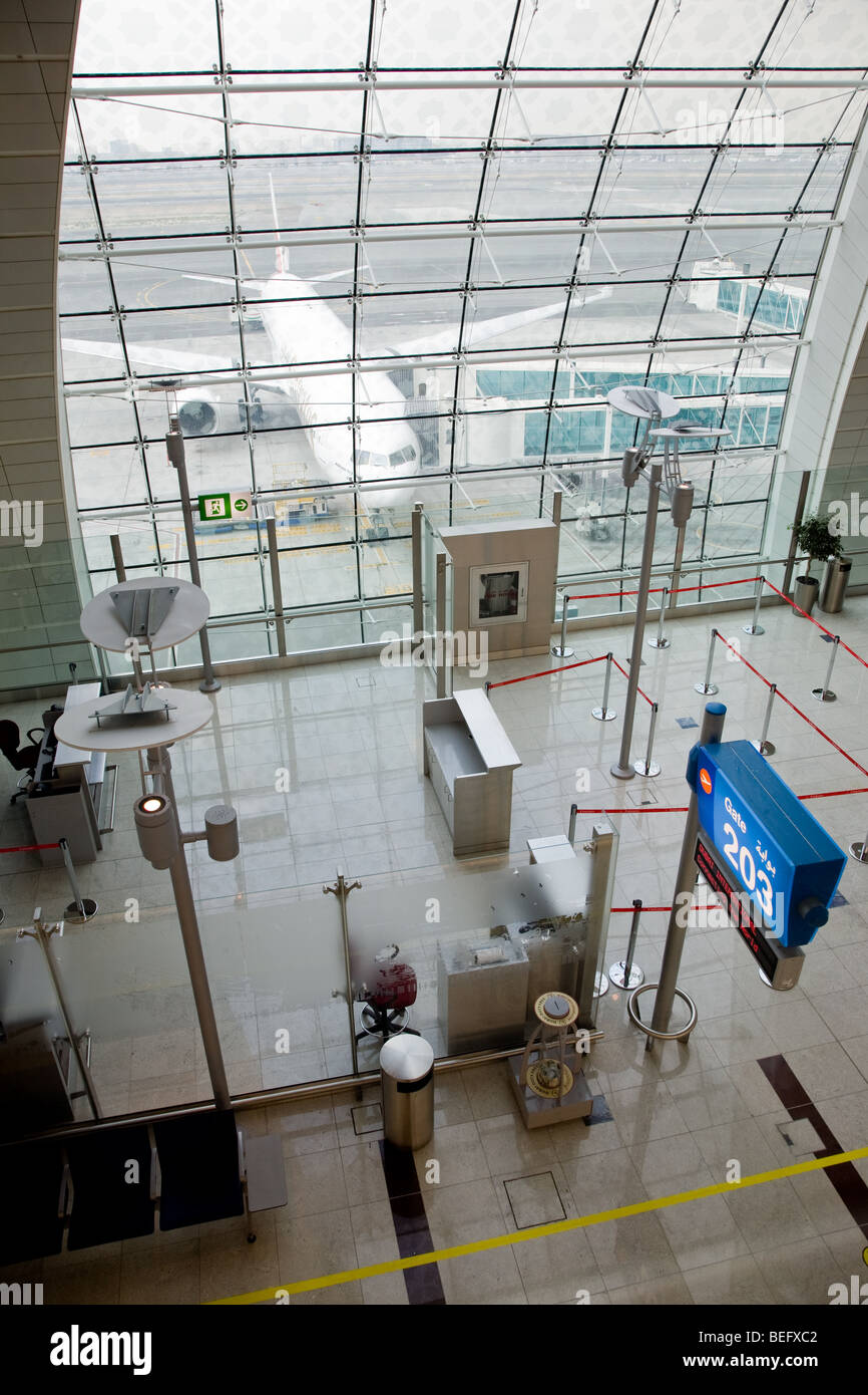 Partenza livello gate concourse hall aeroporto di Dubai Foto Stock
