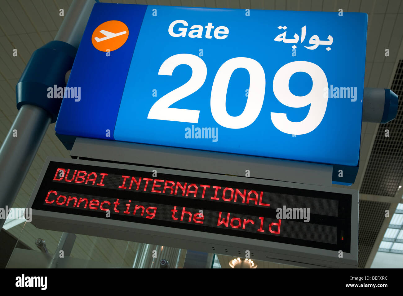 Aeroporto di Dubai gate di partenza nella schermata informazioni Foto Stock