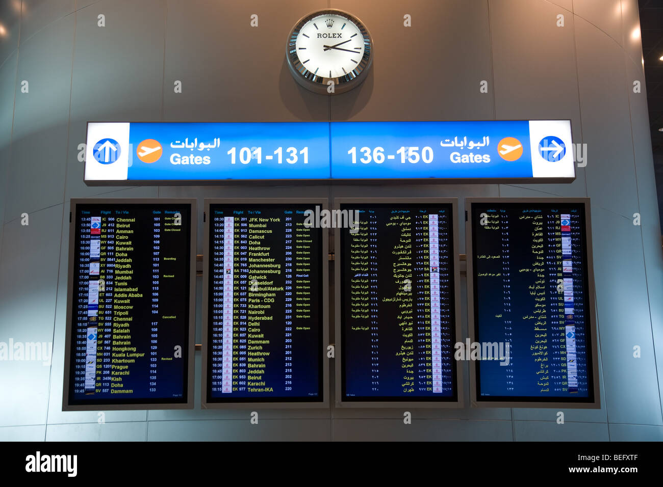 Le informazioni di volo dello schermo della scheda di partenze dubai Foto Stock