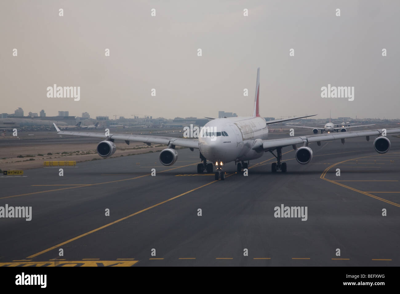 Emirates Airline piano rullaggio aeroporto di Dubai Emirati arabi uniti Foto Stock