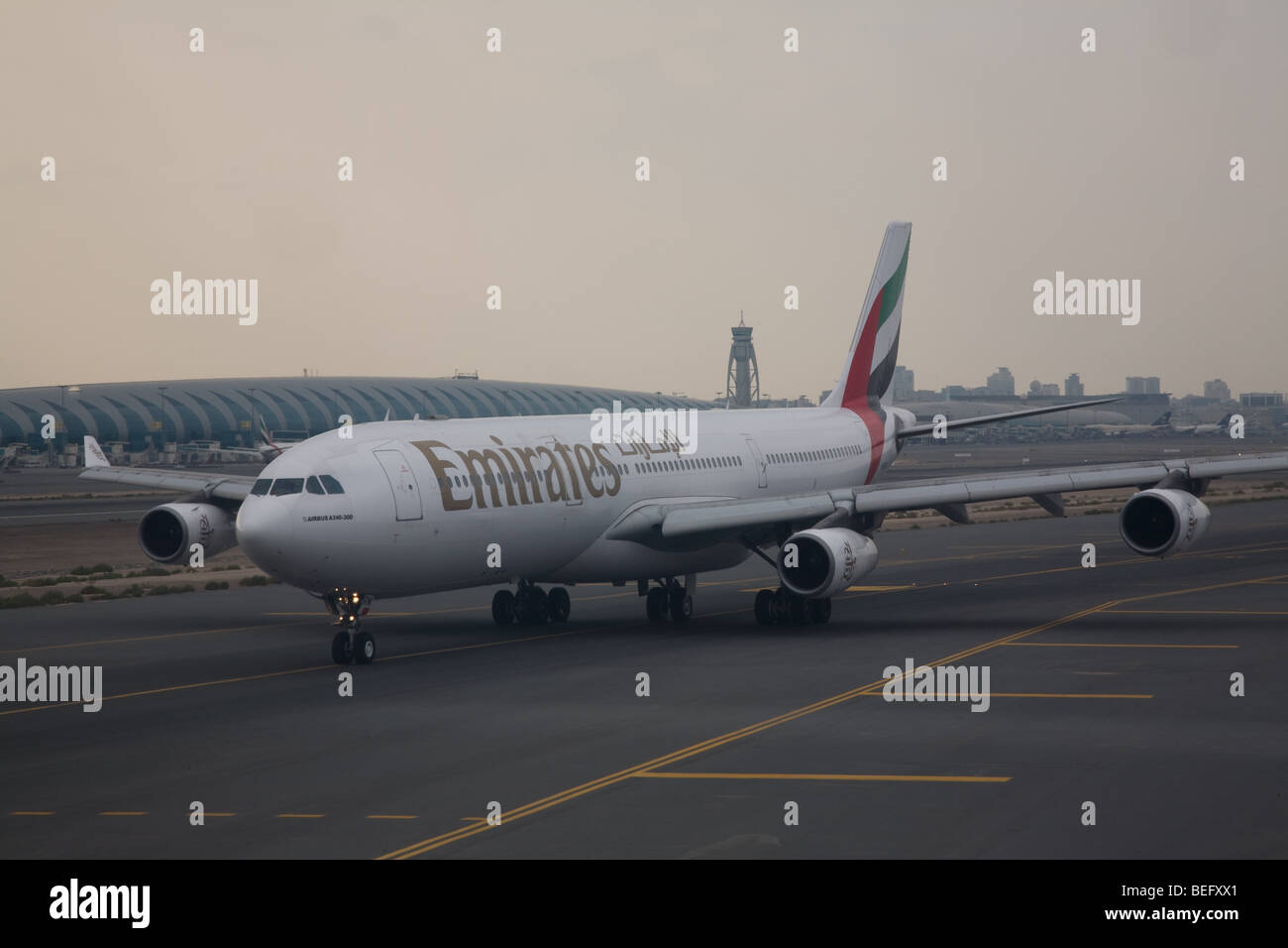 Emirates Airline aereo all'Aeroporto di Dubai Emirati Arabi Uniti Foto Stock