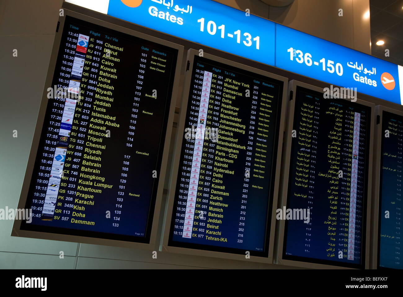 Le informazioni di volo dello schermo della scheda di partenze dubai Foto Stock