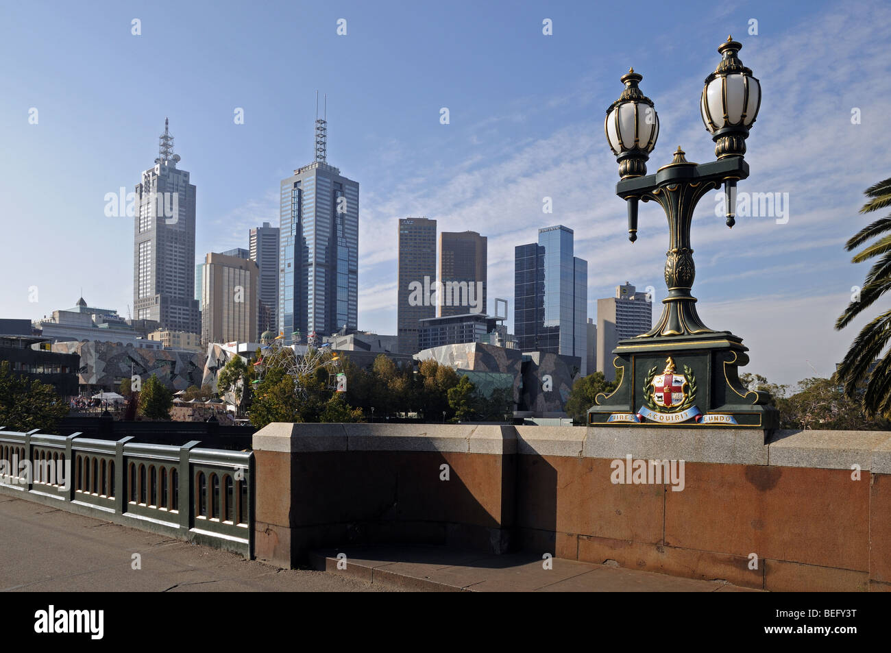 Ghisa lampada e stemma sulla Princes Ponte sul Fiume Yarra Melbourne Australia con edifici alti Foto Stock