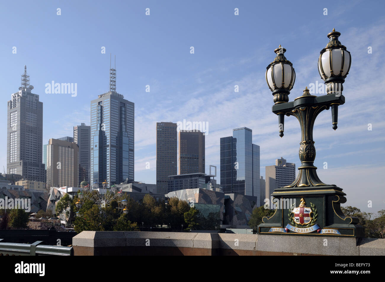 Ghisa lampada e stemma sulla Princes Ponte sul Fiume Yarra Melbourne Australia con edifici alti Foto Stock