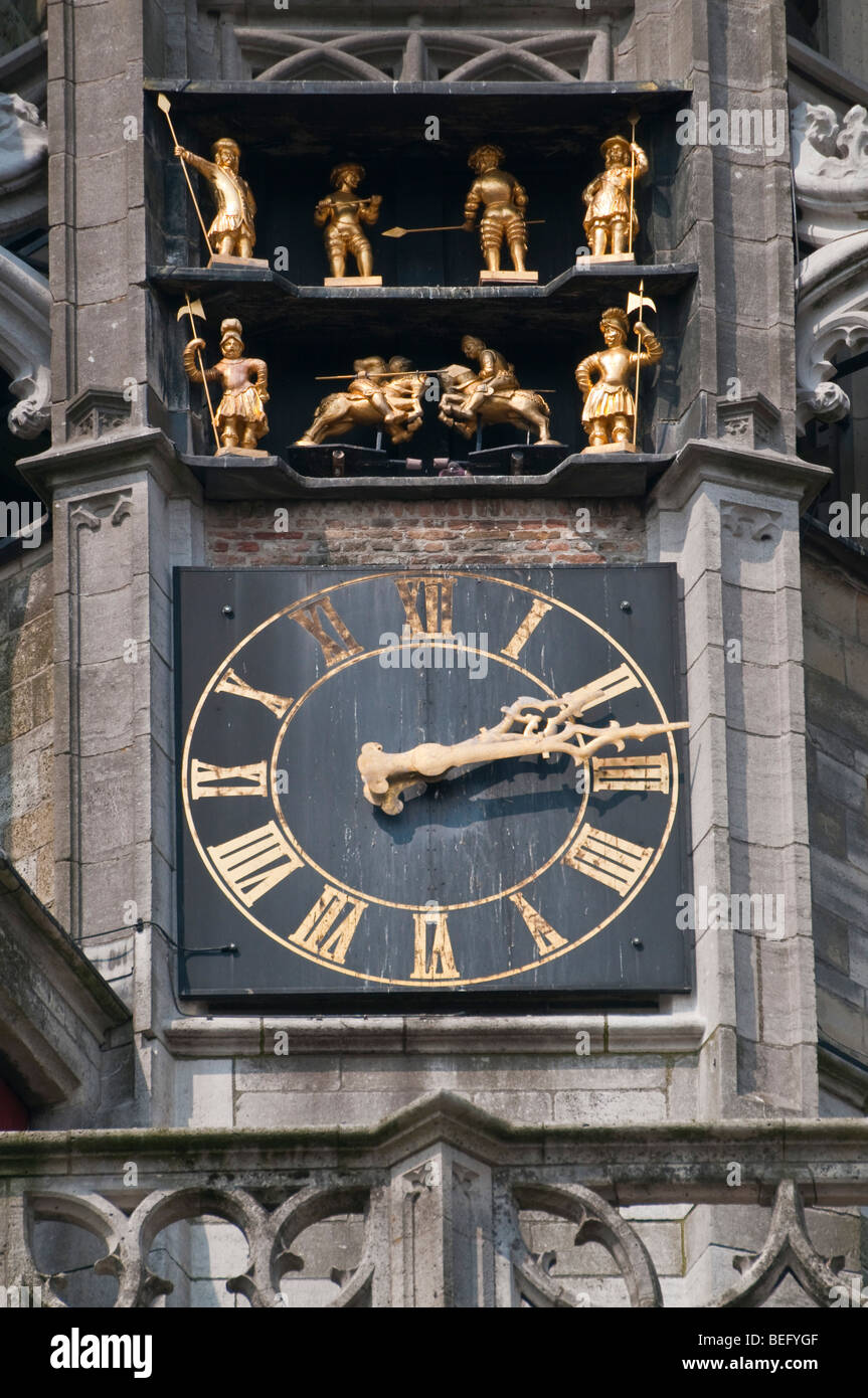 La torre con orologio del tardo-gotico del municipio di Middelburg. Foto Stock