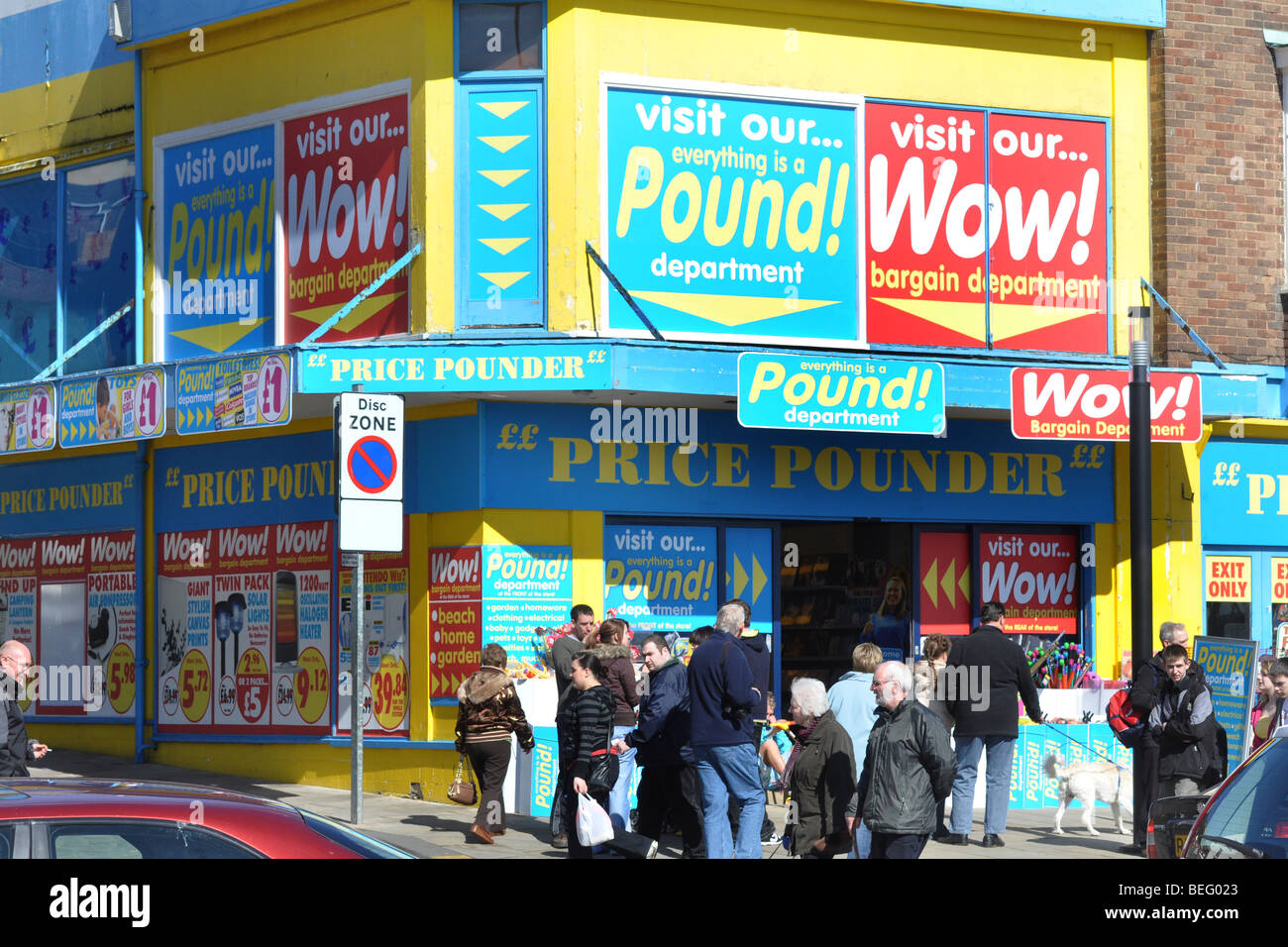 Pound bargain store, è molto affollata durante il periodo di recessione, Scarborough Regno Unito Foto Stock