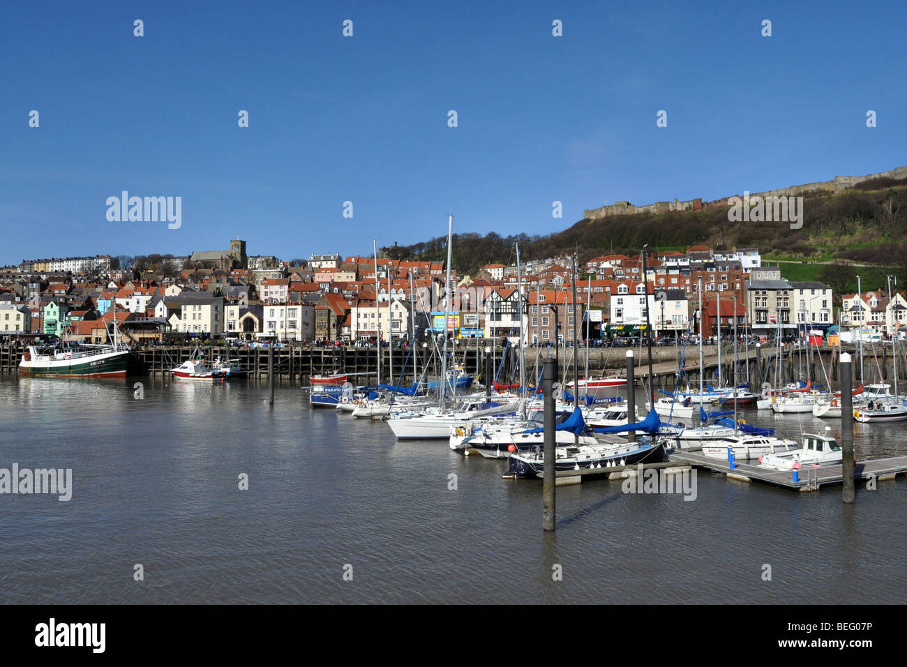 Barche in Scarborough bay, North Yorkshire Regno Unito Foto Stock