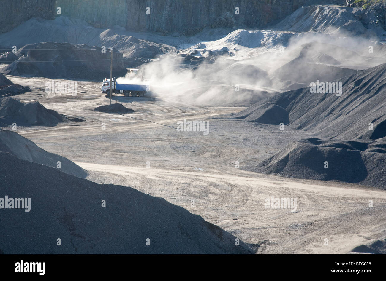 Autocarro il trasporto di ghiaia sul fondo di una cava di pietra , Finlandia Foto Stock