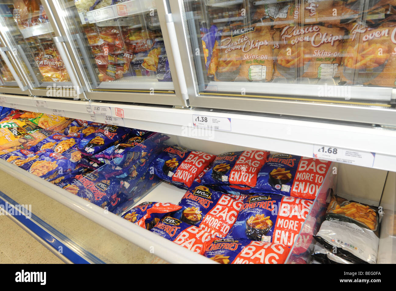 Chip in un supermercato Freezer offrendo porzioni Supersize Foto Stock