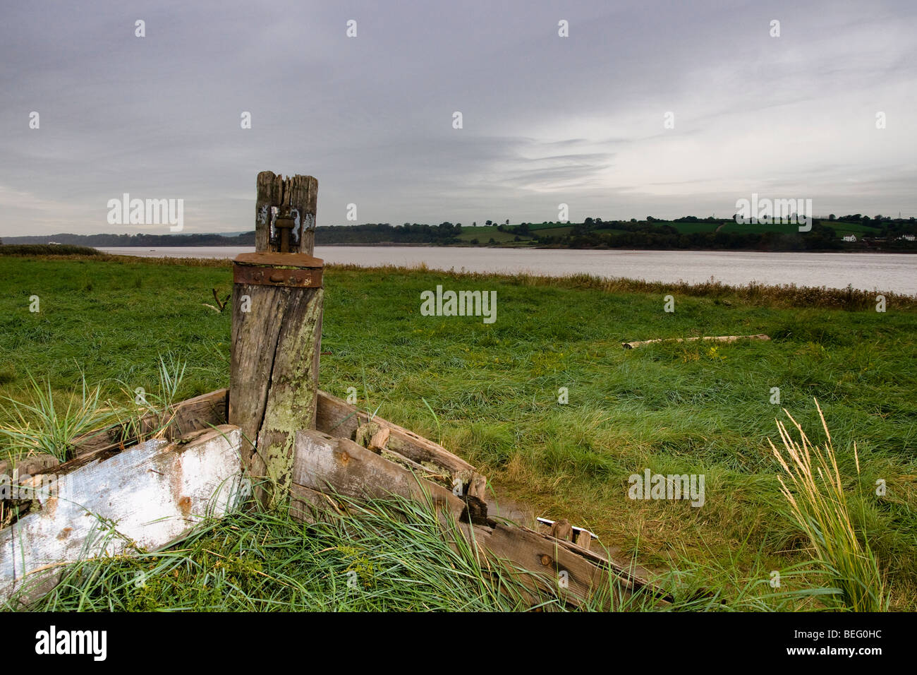 Chiatte distrutto nei pressi del villaggio di Purton Gloucestershire, sulle rive del fiume Severn Foto Stock