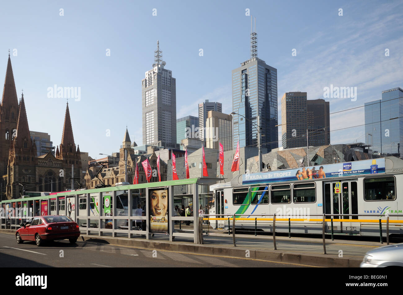 Il tram e la fermata del tram su Princes Ponte sul Fiume Yarra Melbourne Australia con St Pauls Cathedral e elevato aumento di grattacieli Foto Stock
