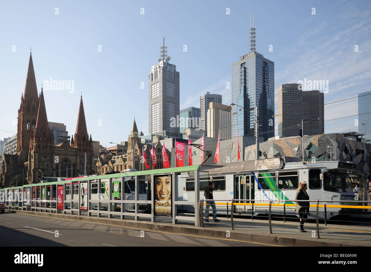 Il tram e la fermata del tram su Princes Ponte sul Fiume Yarra Melbourne Australia con St Pauls Cathedral e elevato aumento di grattacieli Foto Stock