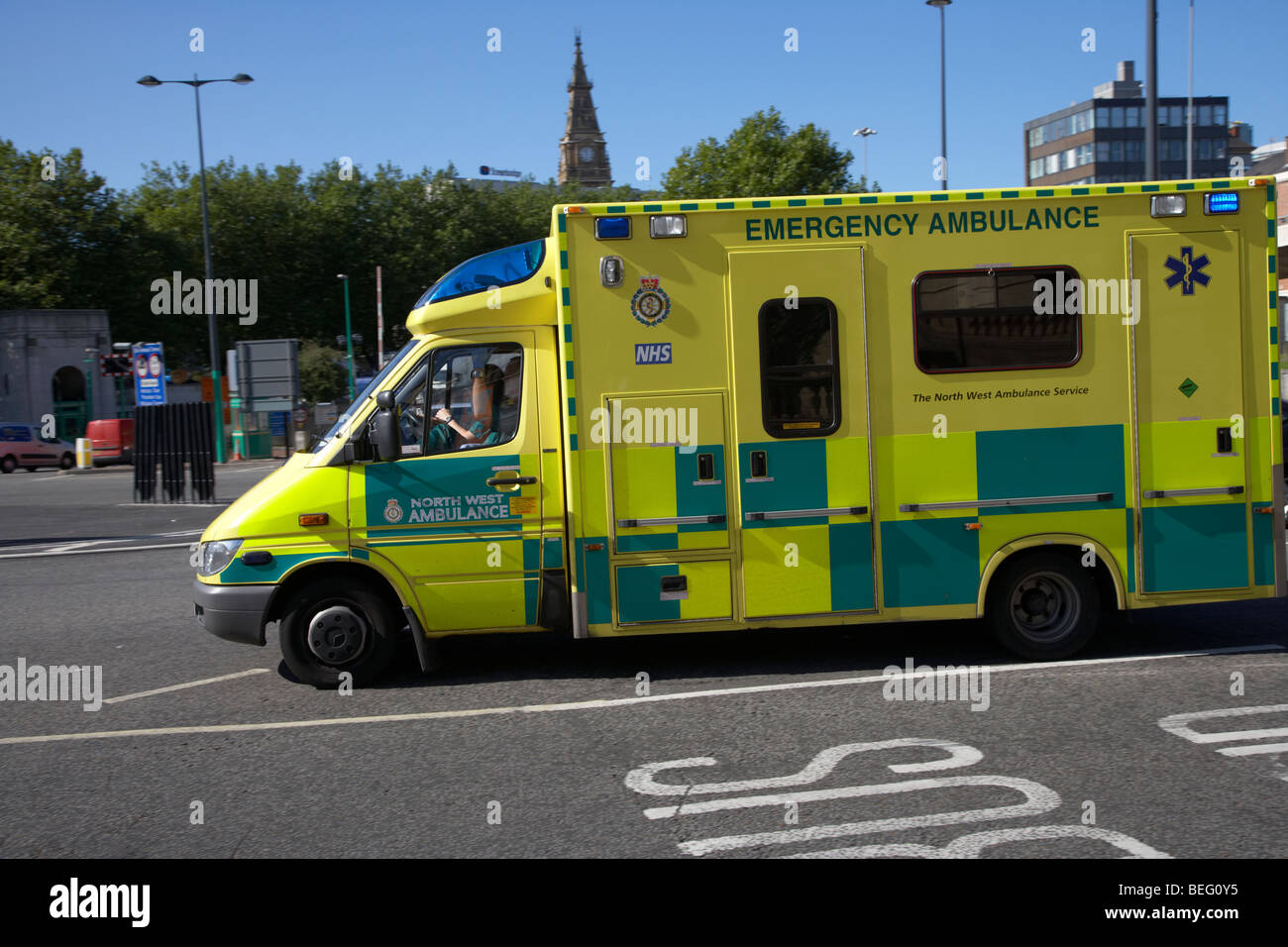 A nord-ovest di servizio ambulanza ambulanze di emergenza alla velocità su strada nel centro di Liverpool Merseyside England Regno Unito Foto Stock