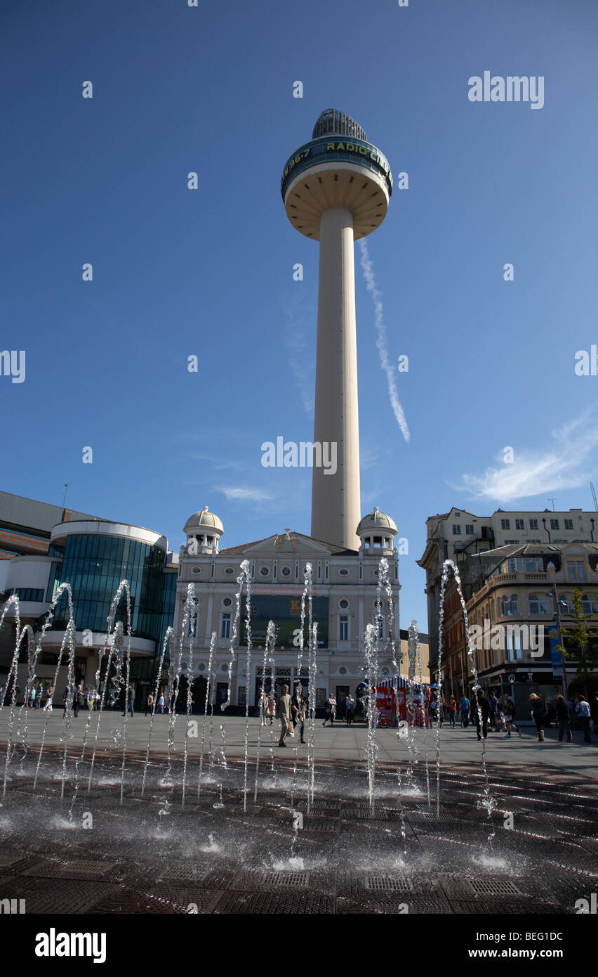 Fontana di acqua nel display williamson quadrato con il playhouse e radio city tower in background in Liverpool City Centre Foto Stock