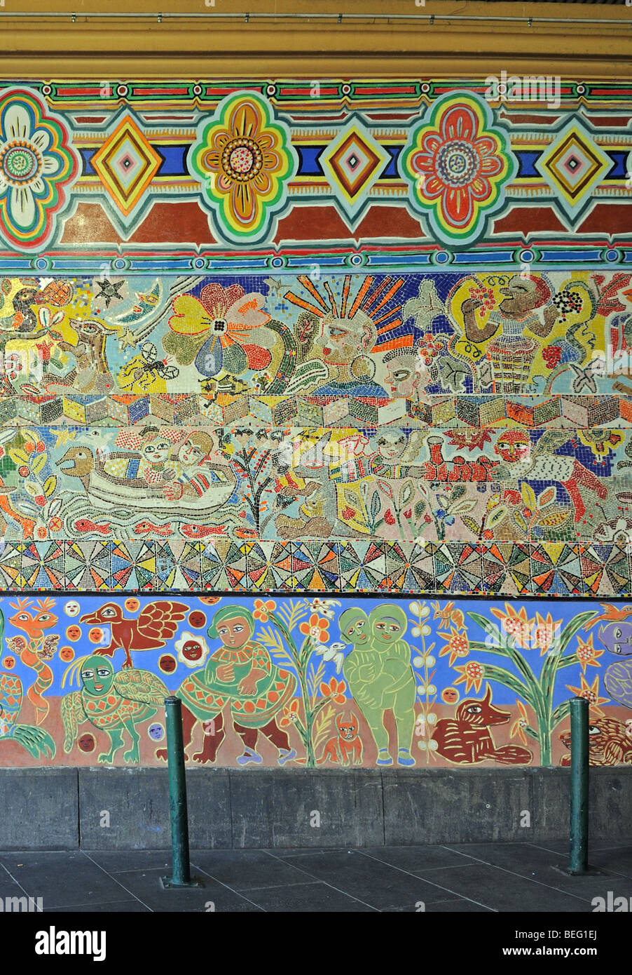 Colorato mosaico opera d'arte in ingresso alla stazione di Flinders Melbourne Australia Foto Stock