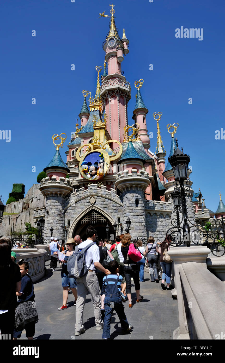 Parigi, Francia, Parchi a tema, famiglie in visita a Disneyland Parigi, Castello di 'bellezza dormiente', vacanze, vacanze Foto Stock
