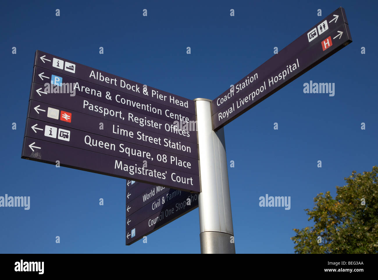 Street e informazioni turistiche signpost nel centro di Liverpool Merseyside England Regno Unito Foto Stock