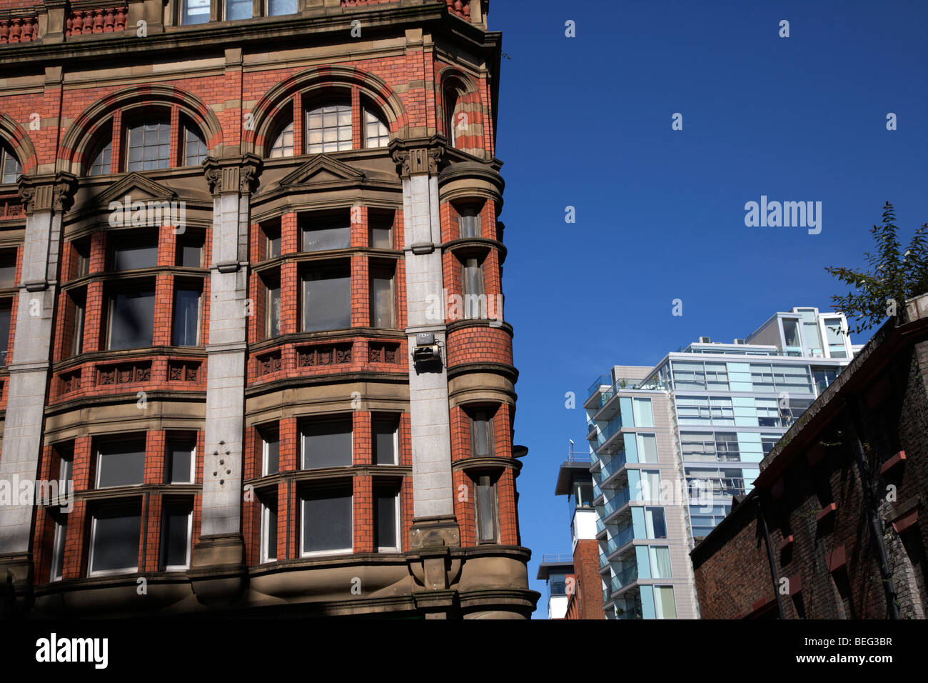 In contrasto in mattoni rossi e moderna architettura di vetro nel centro di Liverpool Merseyside England Regno Unito Foto Stock