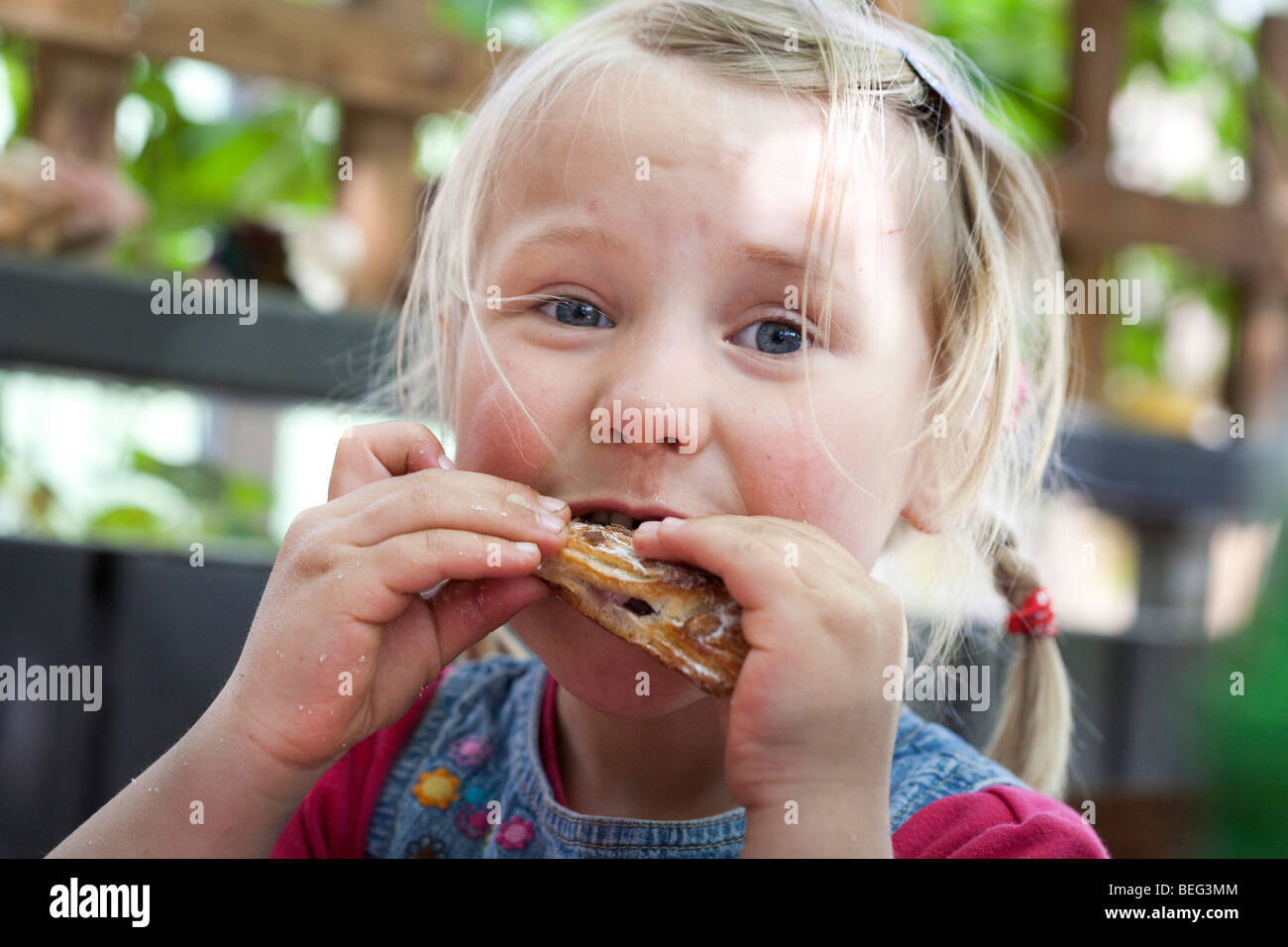 Ragazza di mangiare un pezzo di torta. Bonn , Germania . Foto Stock