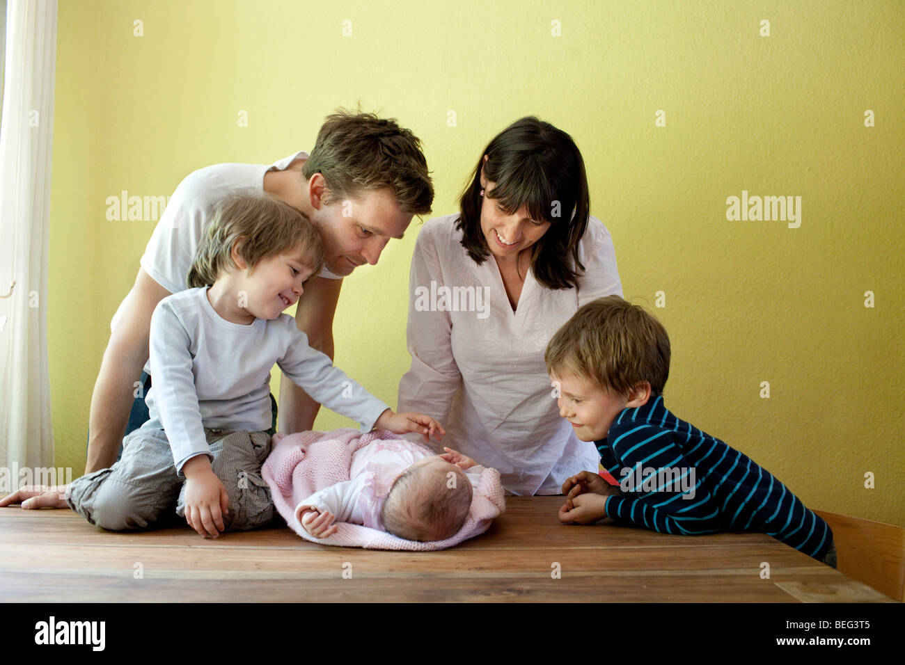 Famiglia con 3 bambini Foto Stock