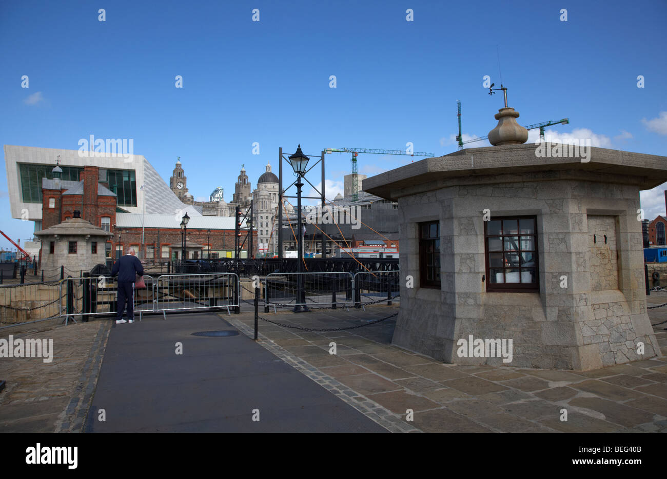 Turistico a porte di blocco nell'area ricondizionati di Albert Dock Liverpool Merseyside England Regno Unito Foto Stock