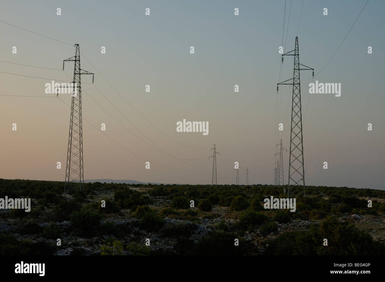 Linea di trasmissione di potenza sul tramonto, isola di Cres, Croazia, Europa Foto Stock