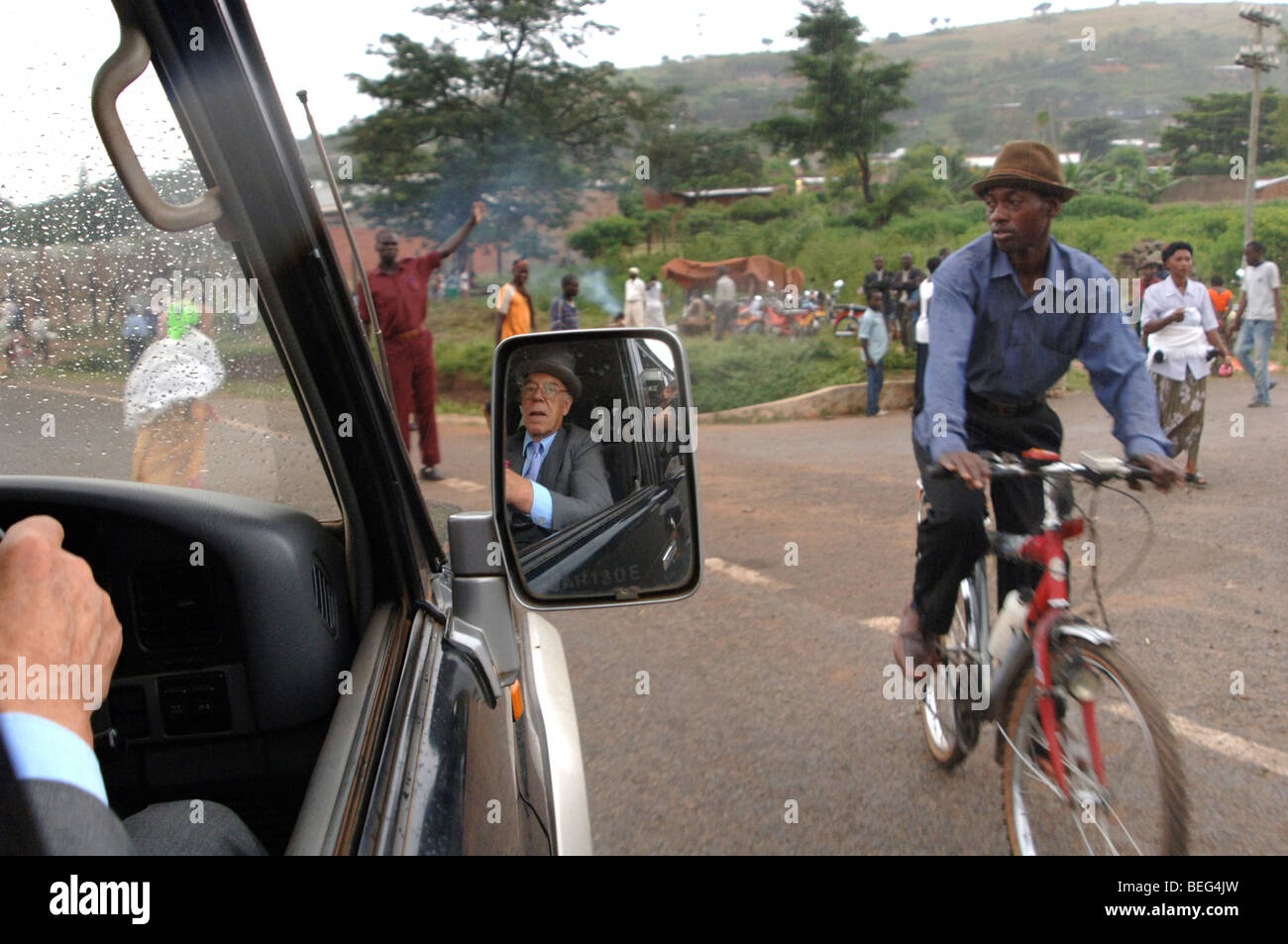 Tom Stacey guida in top hat e code di nozze di bakonzo mumbere King Charles Wesley , Rwenzori Mountains, ovest dell Uganda, Africa Foto Stock