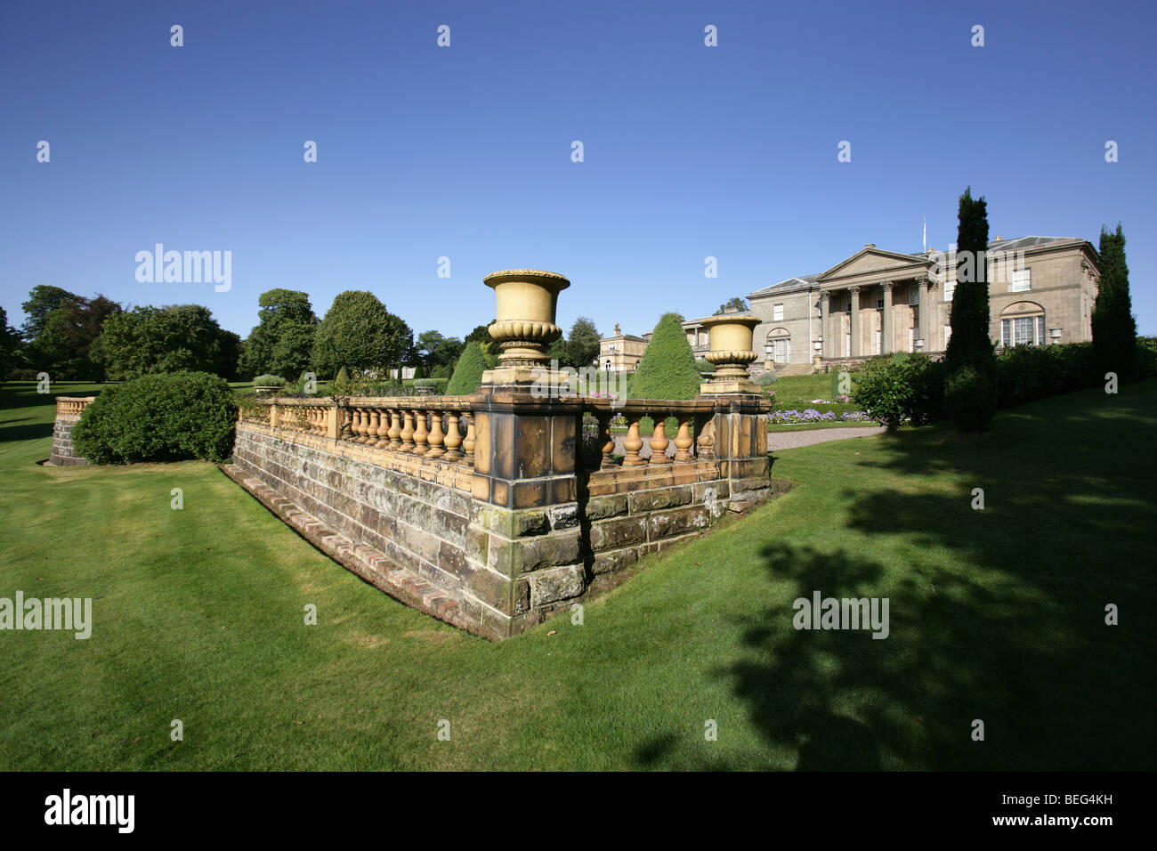Station wagon di Tatton Park, Inghilterra. La balaustra terrazza e giardino all italiana con Tatton Park Mansion House in background. Foto Stock