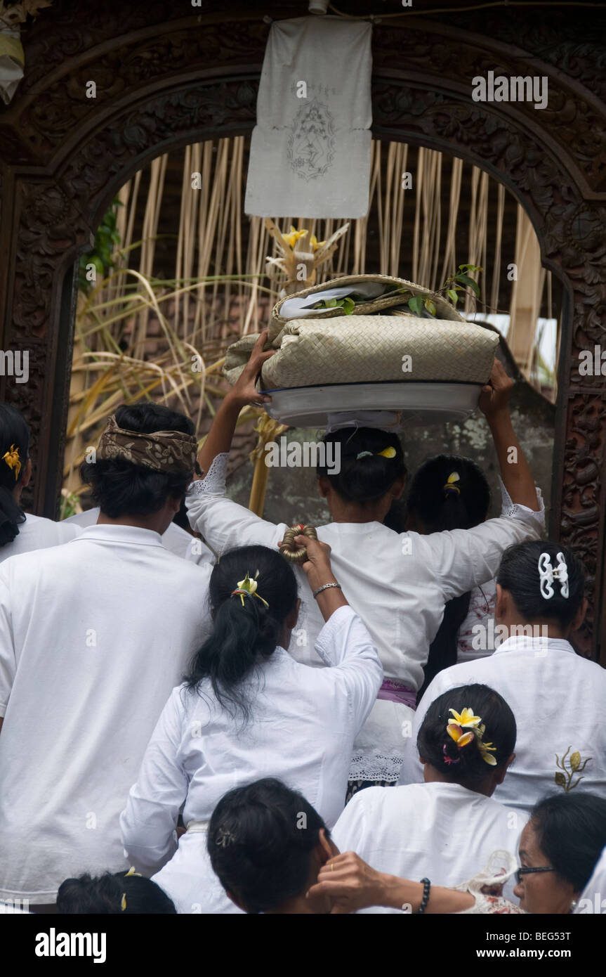 Funerale tradizionale e cerimonia di cremazione in Ubud a Bali Indonesia Foto Stock