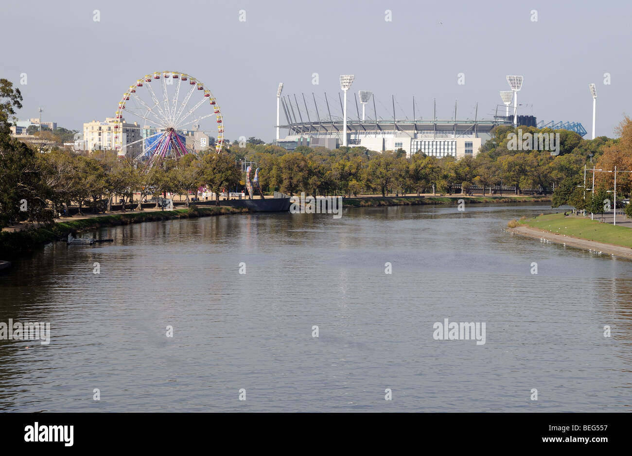 Guardando verso Est lungo il fiume Yarra da Princes ponte con ruota panoramica Ferris e il Melbourne Cricket Ground Australia Foto Stock