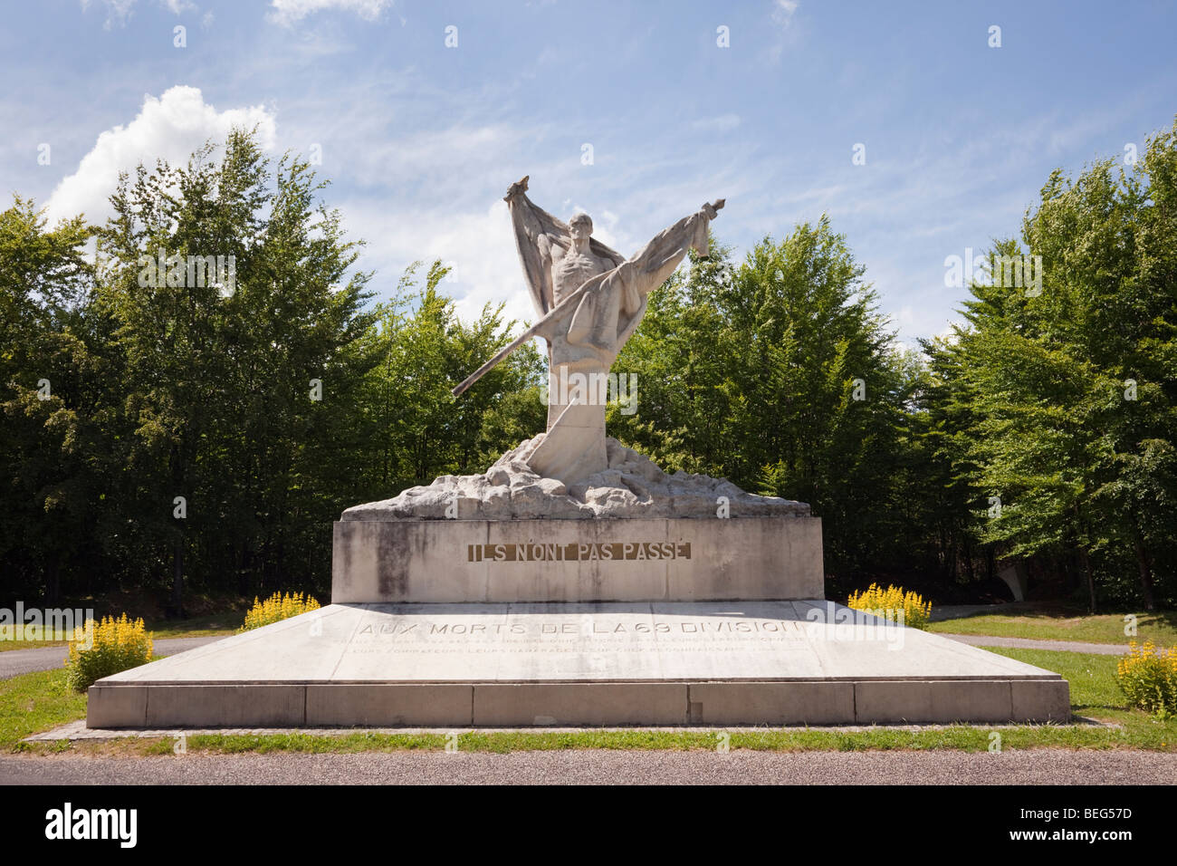 Chattancourt Verdun Francia Europa. Prima Guerra Mondiale memorial sculpture su Le Mort Homme hill inscritto " essi non devono passare' Foto Stock
