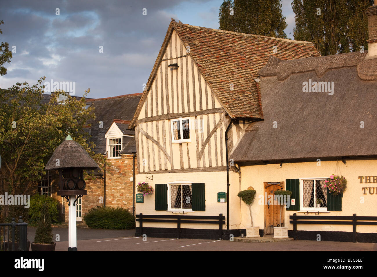 Inghilterra, Cambridgeshire, Fen Drayton, Three Tuns graticcio C xv village pub ex Guild Hall Foto Stock