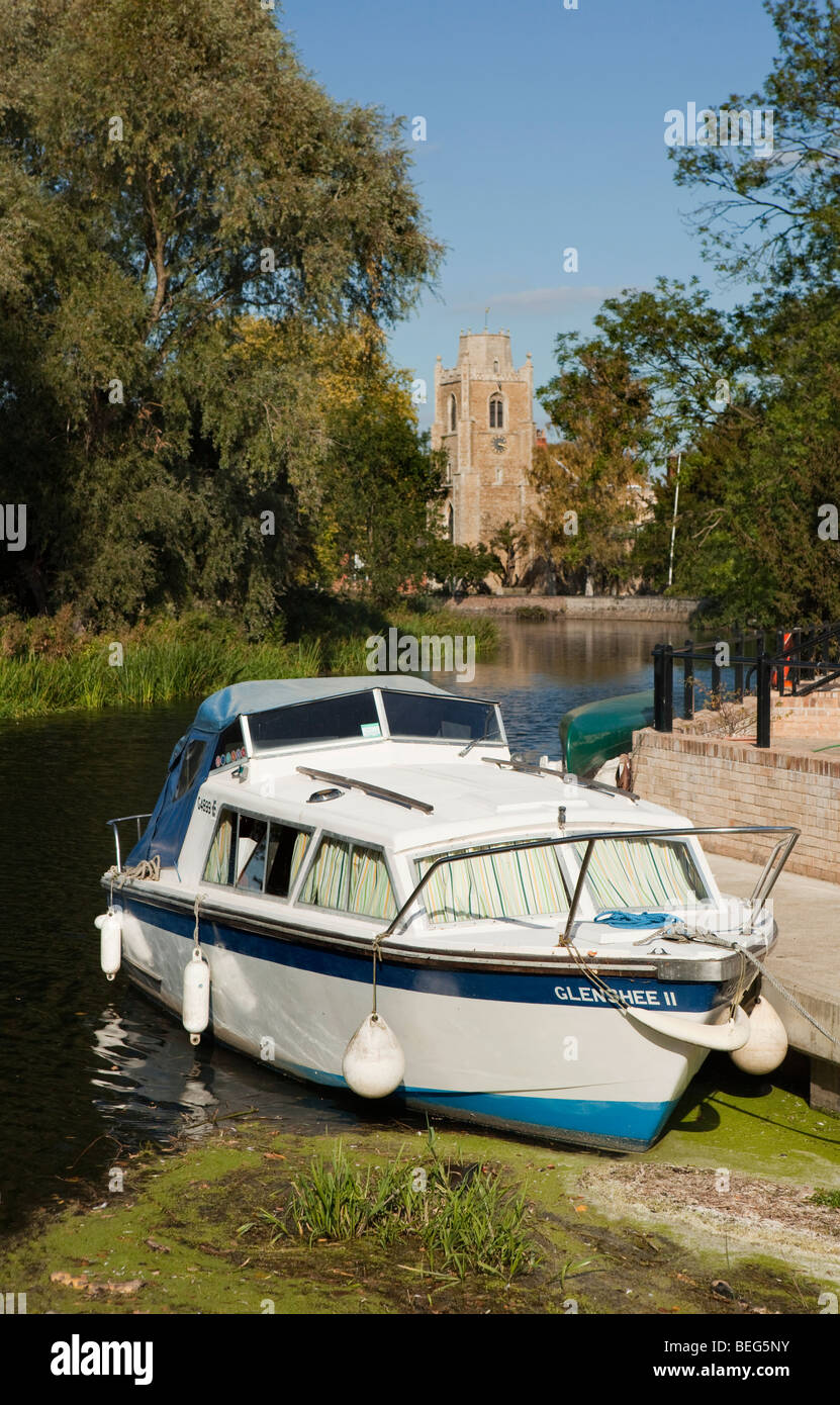 Inghilterra, Cambridgeshire, Hemingford grigio, Fiume Great Ouse imbarcazione da diporto Glenshee su ormeggio privato Foto Stock