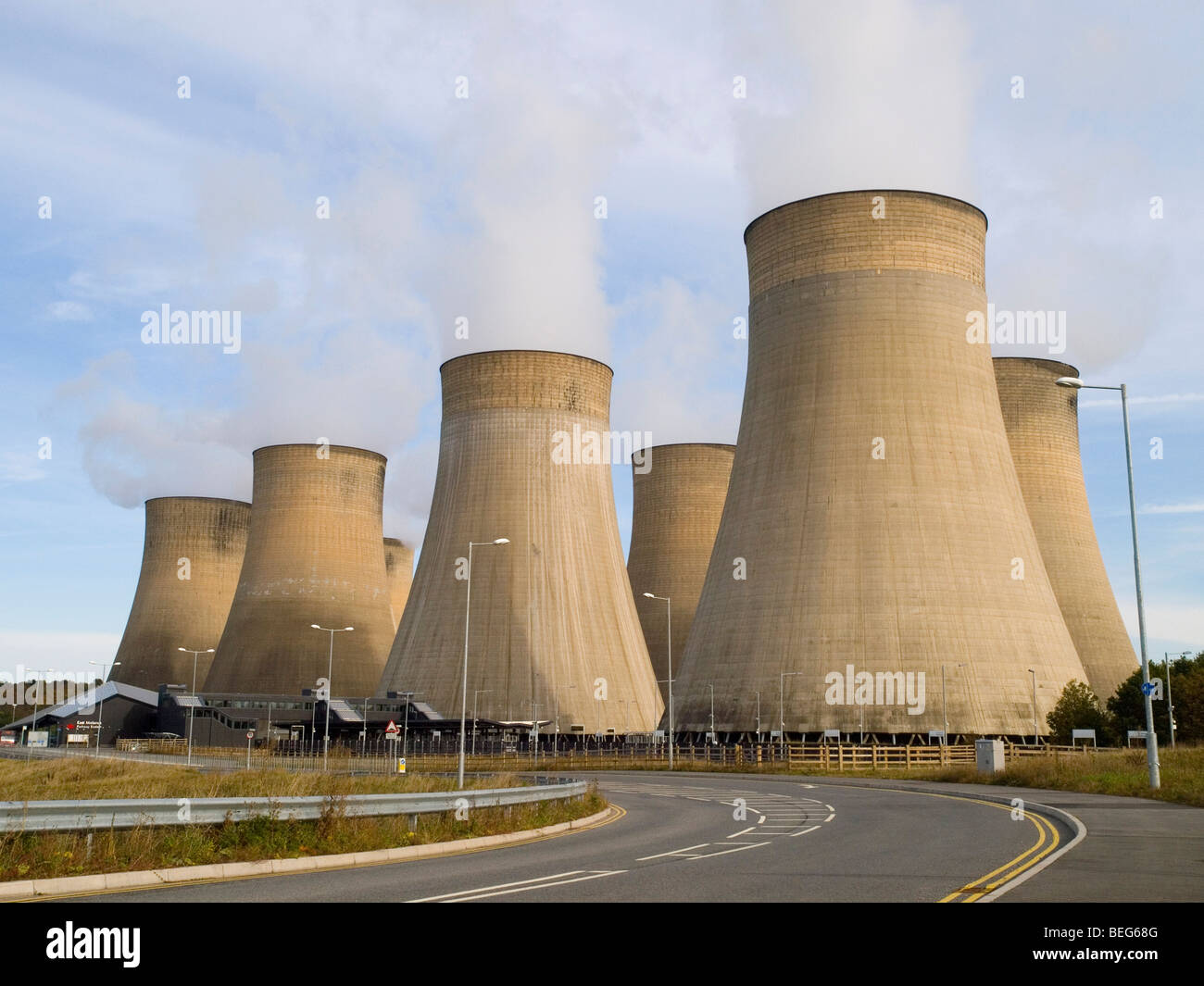 Le torri di raffreddamento a Ratcliffe su Soar Power Station, Nottinghamshire England Regno Unito Foto Stock