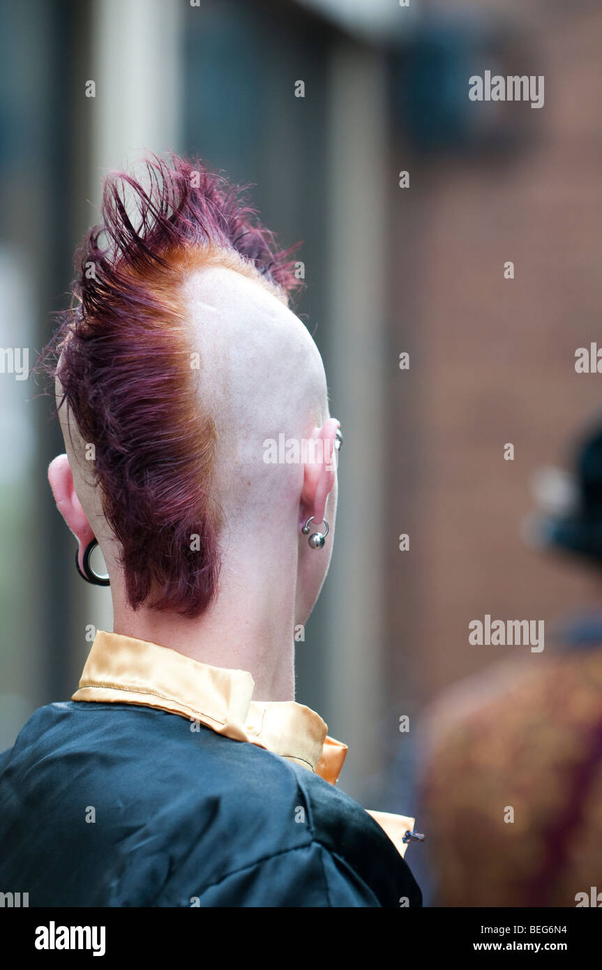 Mohicano capelli stile indossato da un attore a Shrewsbury Street Festival di Teatro Shropshire Foto Stock