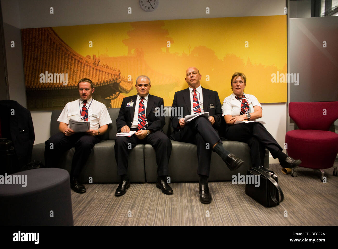 Equipaggio di cabina sono informati prima di un volo nel British Airways equipaggio Report Center presso l'aeroporto di Heathrow il Terminal 5. Foto Stock