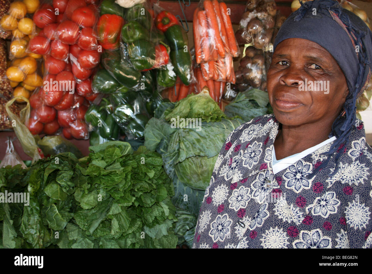 Donna africana per la sua Frutta & Verdura in stallo, Mbabane Swaziland Foto Stock