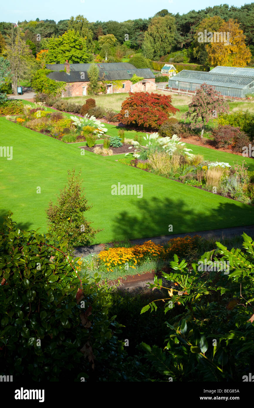 Giardini ornamentali e case verdi a Ness Giardini Botanici in estate, Ness, Cheshire, Regno Unito Foto Stock