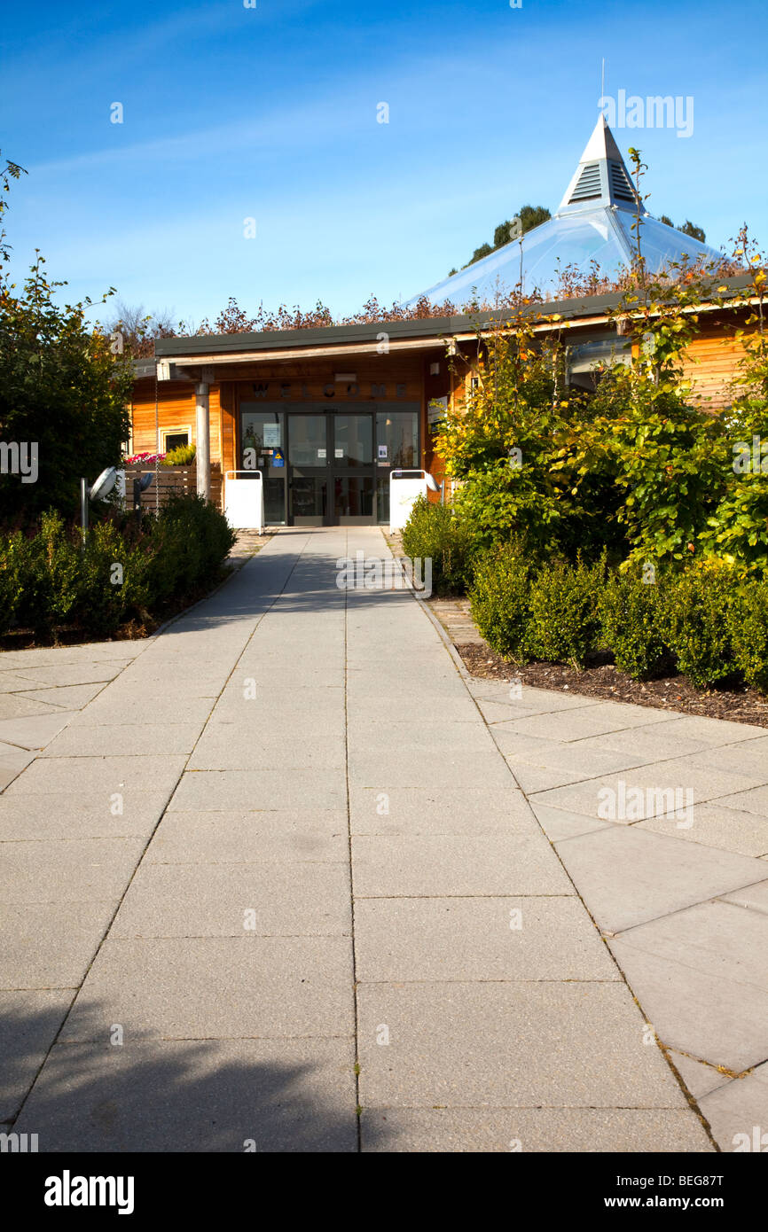 L'ingresso principale a Ness Giardini Botanici percorso fiancheggiato su entrambi i lati con piante e arbusti in estate Foto Stock