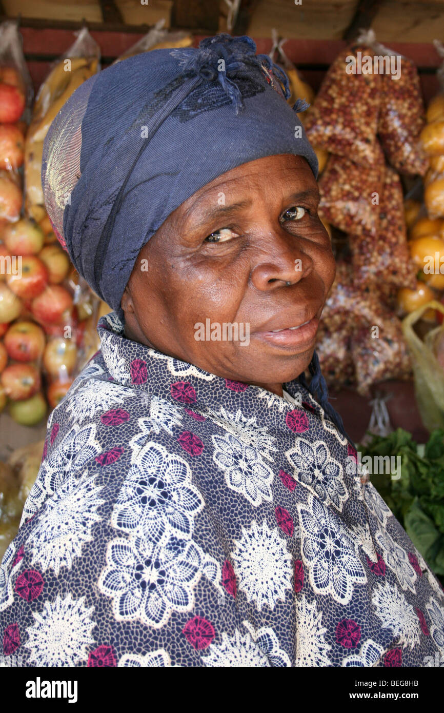 Donna africana per la sua Frutta & Verdura in stallo, Mbabane Swaziland Foto Stock