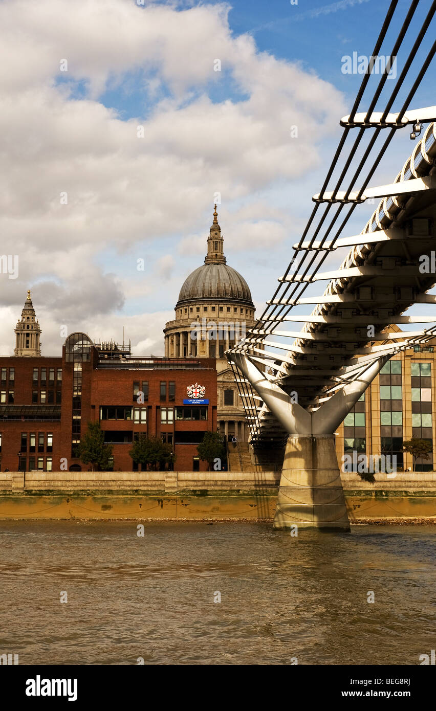 Il Millennium Bridge sul fiume Tamigi. Foto di Gordon Scammell Foto Stock