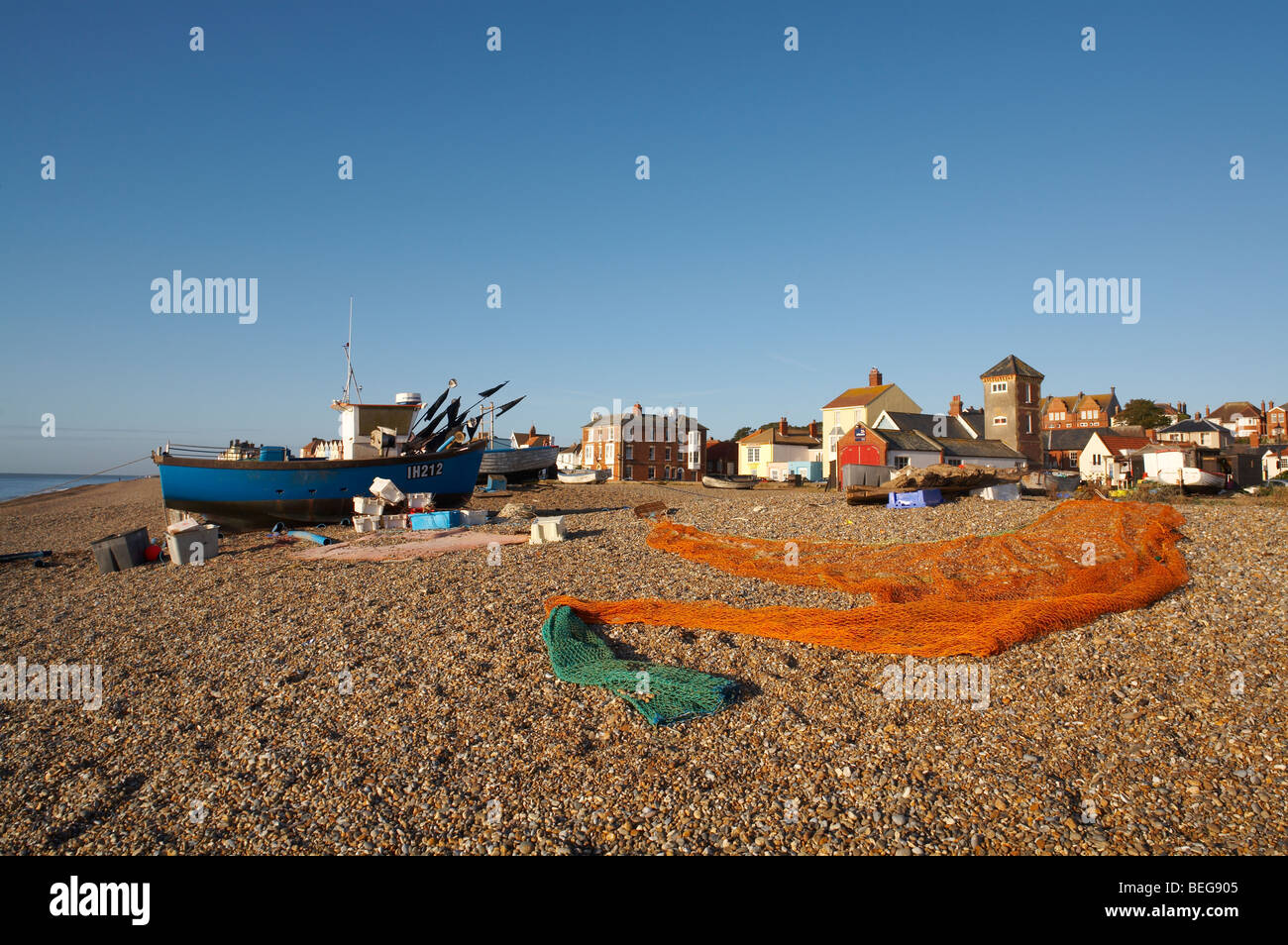 Gran Bretagna Inghilterra East Anglia Suffolk costiera Patrimonio Aldeburgh Beach Scene barche da pesca e reti Foto Stock