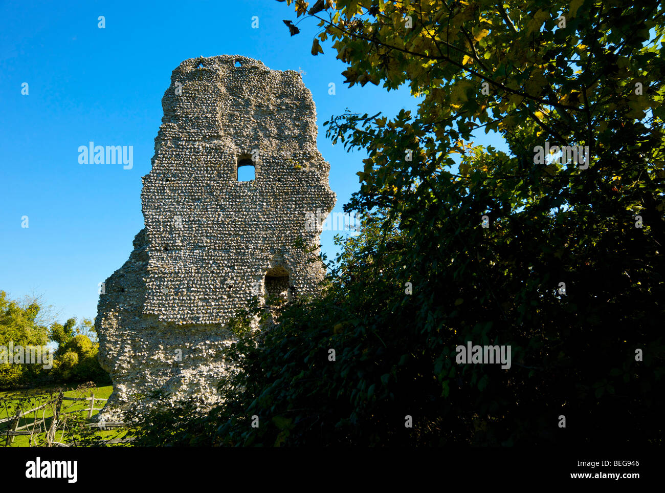 Le rovine del rivellino del Castello di Bramber nel West Sussex Regno Unito Foto Stock