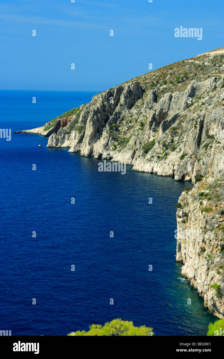 Isola di Hvar scogliere e mare Adriatico, Croazia Foto Stock