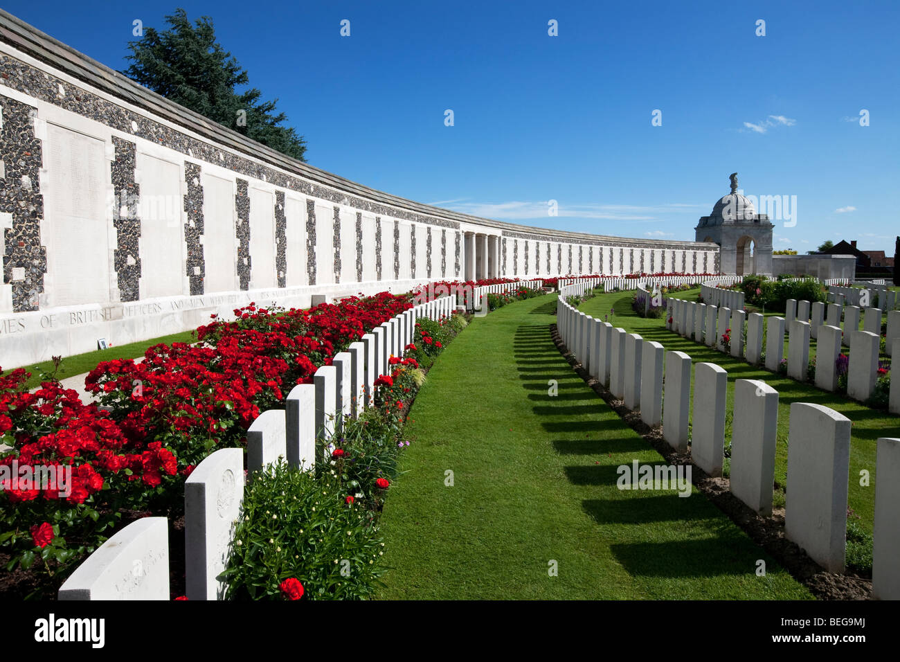 Tyne Cot cimitero militare. Lapidi e parete contenente nomi di 35.000 soldati britannici che non hanno conosciuto sepoltura. Foto Stock