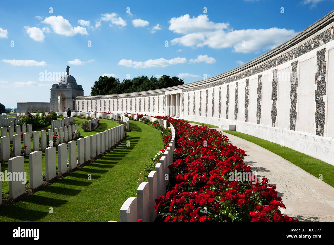 Tyne Cot cimitero militare. Lapidi e parete contenente nomi di 35.000 soldati britannici che non hanno conosciuto sepoltura. Foto Stock