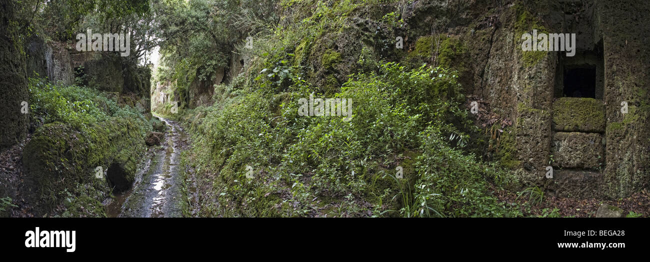 Via degli inferi (Via degli Inferi) nella necropoli etrusca della Banditaccia, Cerveteri, Italia Foto Stock