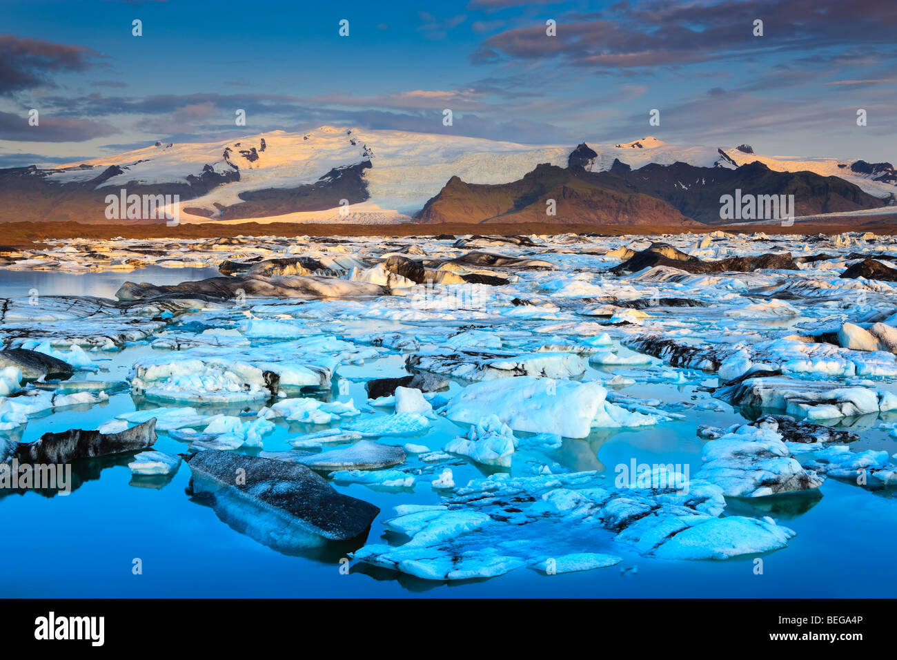 Sunrise a Jokulsarlon lago glaciale, Islanda Foto Stock