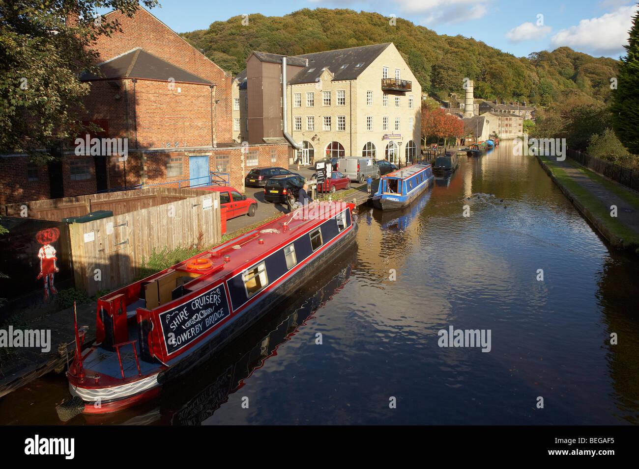 CANAL BARGE HEBDEN BRIDGE VILLAGE città Yorkshire Regno Unito Regno Unito Foto Stock